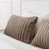 Schlafzimmer-Set in Taupe, Bunny – 2 Kissen + Überwurf.